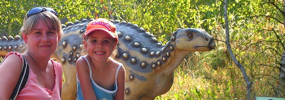 Asia i Żaneta - park dinozaurów w Nowinach Wielkich